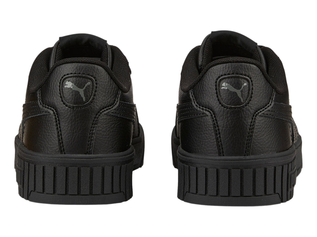 Tenis PUMA Carina 2.0 en color negro total con suela de plataforma y acabado mate.