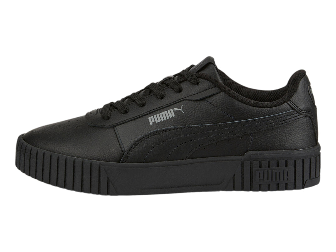 Tenis PUMA Carina 2.0 en color negro total con suela de plataforma y acabado mate.