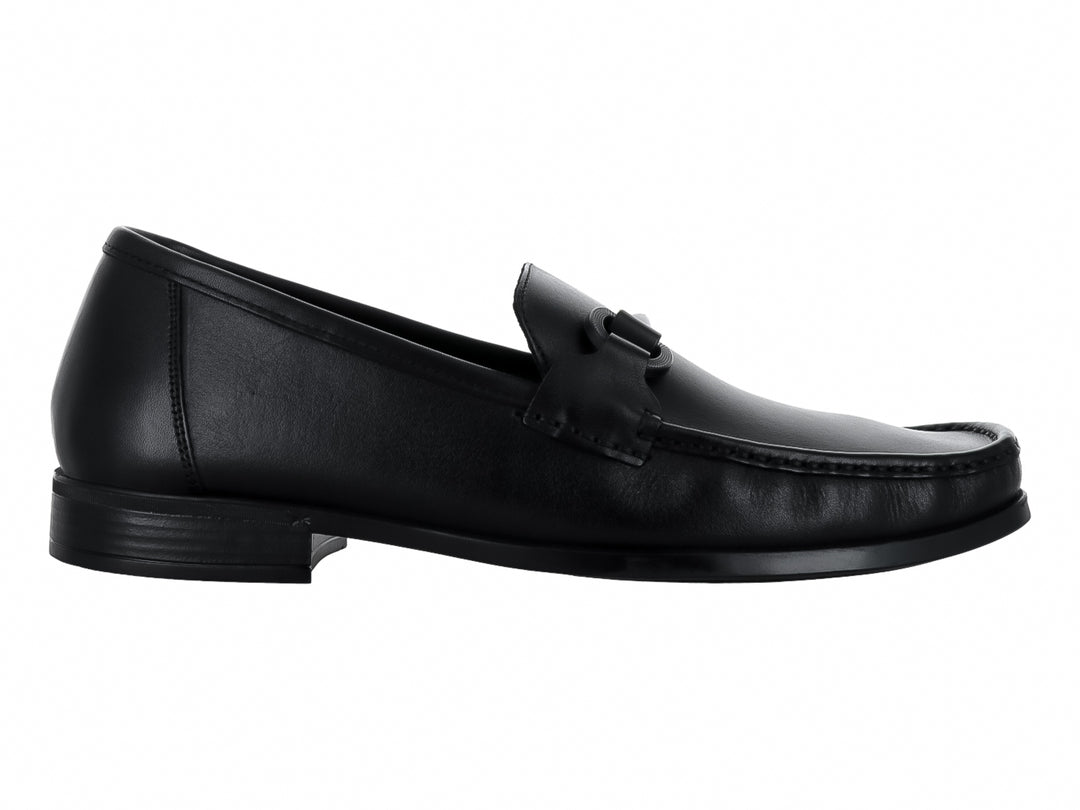 Zapato mocasín de cuero color negro con detalle atanado en la parte superior, estilo elegante para hombre.