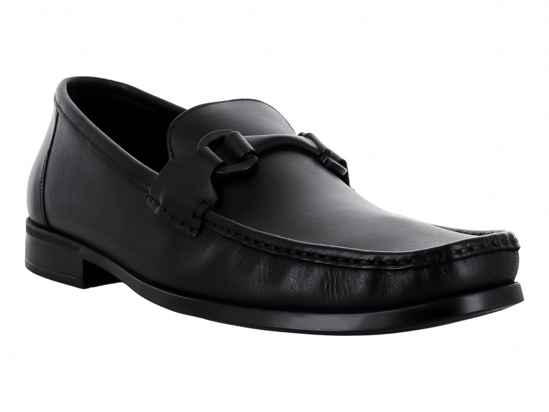 Zapato mocasín de cuero color negro con detalle atanado en la parte superior, estilo elegante para hombre.