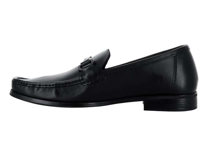 Zapato mocasín de cuero color negro con detalle atanado en la parte superior, estilo elegante para hombre.