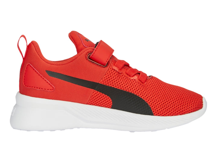 Tenis PUMA Flyer Runner V PS en color rojo con suela blanca y detalles en negro para niños.