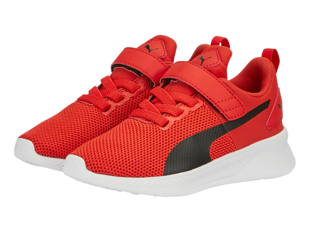 Tenis PUMA Flyer Runner V PS en color rojo con suela blanca y detalles en negro para niños.