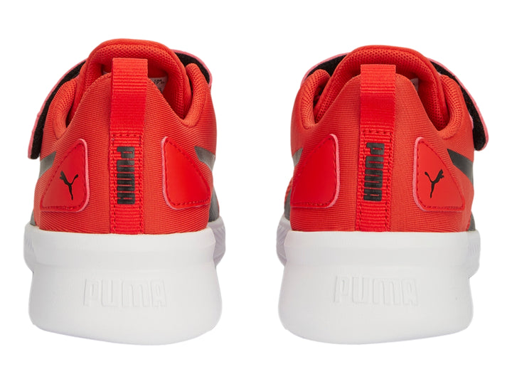 Tenis PUMA Flyer Runner V PS en color rojo con suela blanca y detalles en negro para niños.
