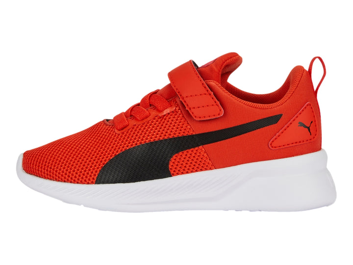 Tenis PUMA Flyer Runner V PS en color rojo con suela blanca y detalles en negro para niños.