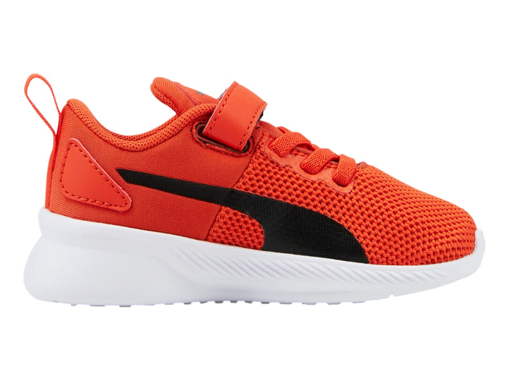 Tenis deportivos PUMA infantiles color naranja con suela blanca y franja negra lateral.