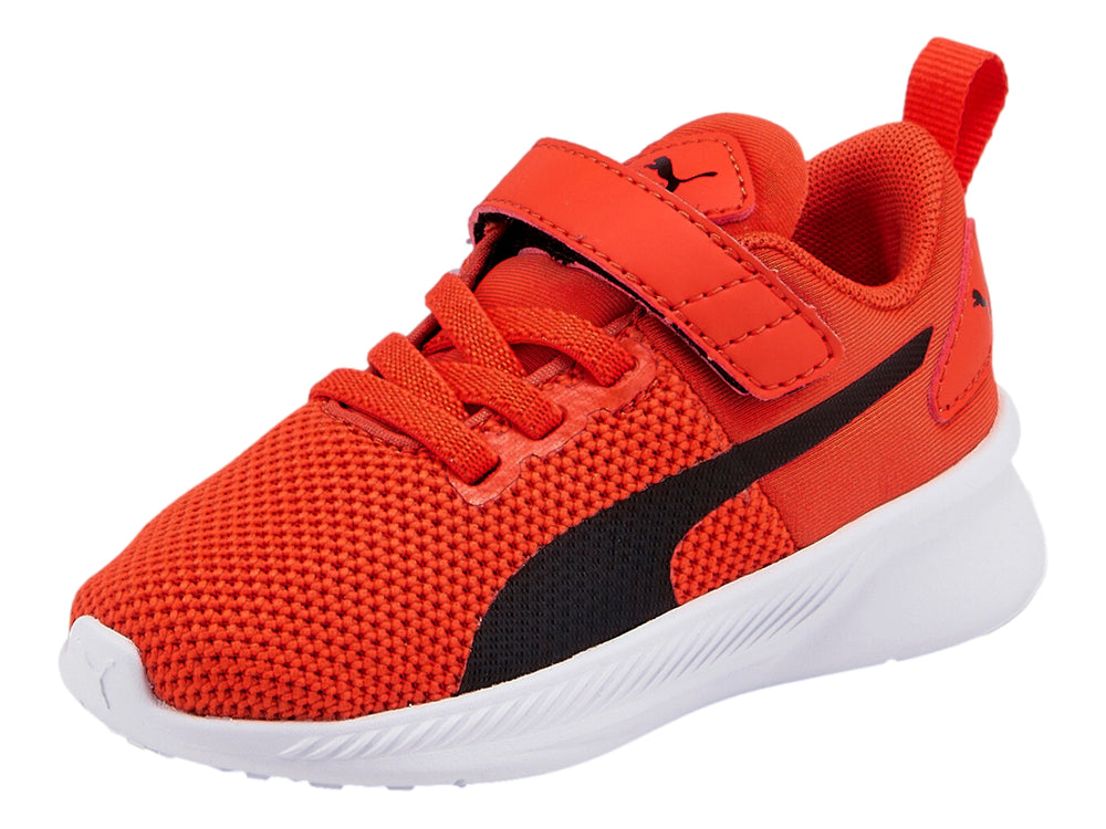 Tenis deportivos PUMA infantiles color naranja con suela blanca y franja negra lateral.