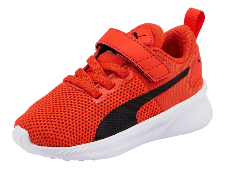 Tenis deportivos PUMA infantiles color naranja con suela blanca y franja negra lateral.