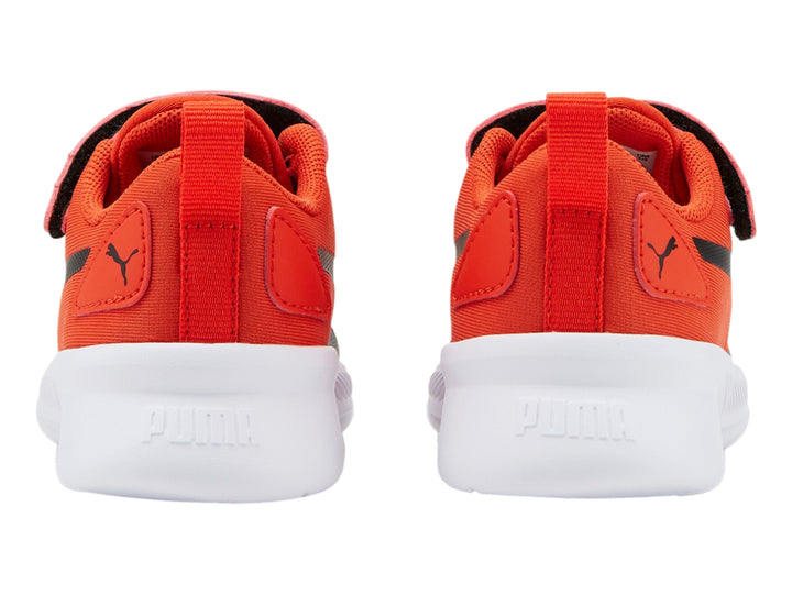 Tenis deportivos PUMA infantiles color naranja con suela blanca y franja negra lateral.