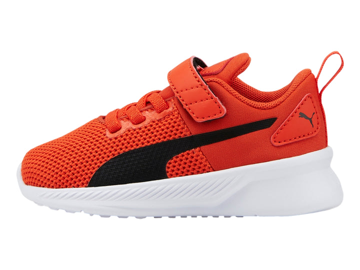 Tenis deportivos PUMA infantiles color naranja con suela blanca y franja negra lateral.
