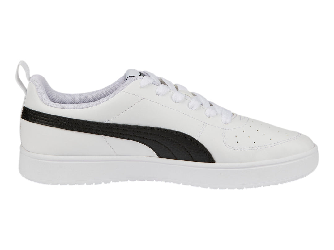 Tenis PUMA Rickie color blanco con franja negra lateral y suela blanca.