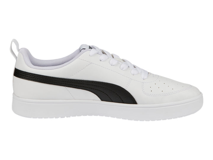 Tenis PUMA Rickie color blanco con franja negra lateral y suela blanca.