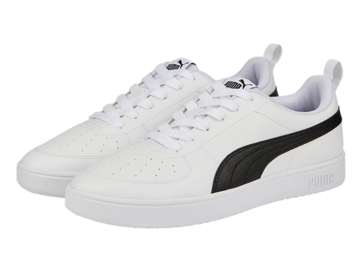 Tenis PUMA Rickie color blanco con franja negra lateral y suela blanca.