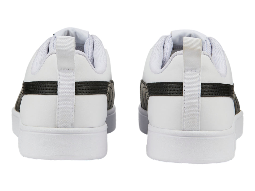 Tenis PUMA Rickie color blanco con franja negra lateral y suela blanca.