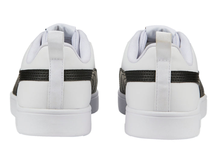 Tenis PUMA Rickie color blanco con franja negra lateral y suela blanca.