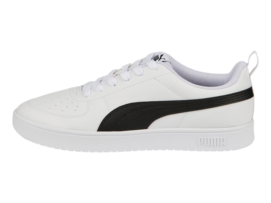 Tenis PUMA Rickie color blanco con franja negra lateral y suela blanca.