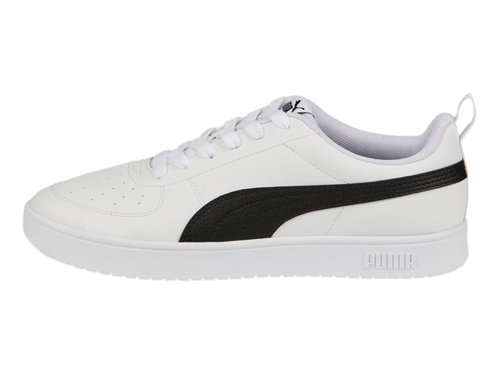 Tenis PUMA Rickie color blanco con franja negra lateral y suela blanca.