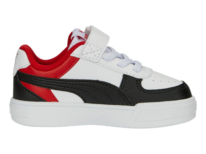 Tenis PUMA infantiles color blanco con detalles en negro y rojo y correa de velcro.