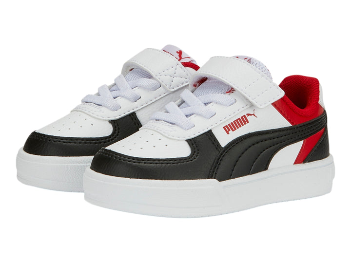 Tenis PUMA infantiles color blanco con detalles en negro y rojo y correa de velcro.