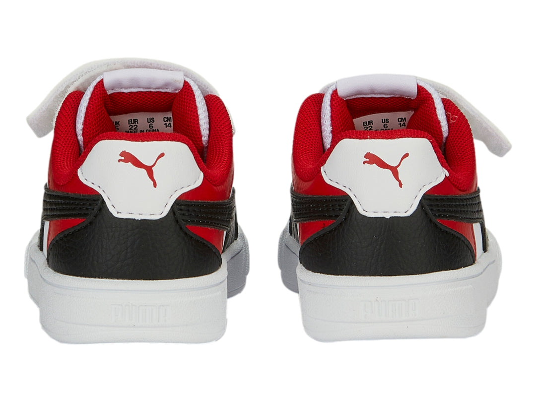 Tenis PUMA infantiles color blanco con detalles en negro y rojo y correa de velcro.