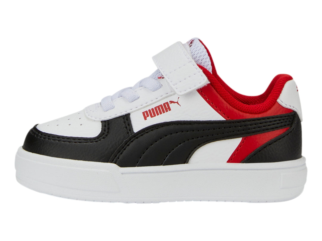 Tenis PUMA infantiles color blanco con detalles en negro y rojo y correa de velcro.