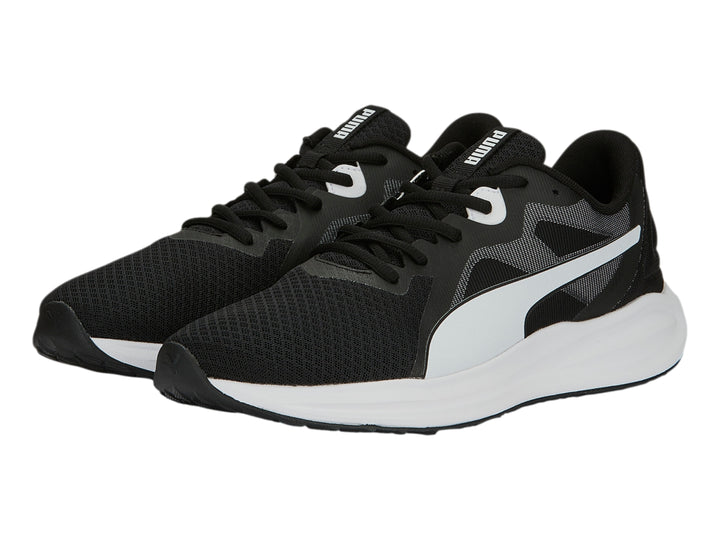 Tenis deportivos PUMA Twitch Runner Fresh en color negro con suela blanca y agujetas negras.