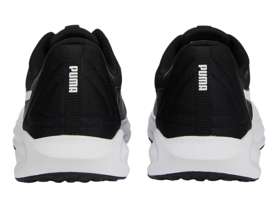 Tenis deportivos PUMA Twitch Runner Fresh en color negro con suela blanca y agujetas negras.