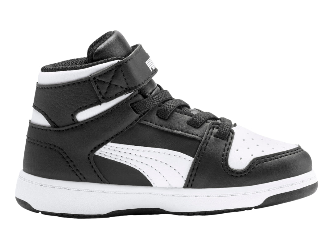 Tenis PUMA Rebound Layup SL V INF color negro y blanco, diseño de corte alto para niños.