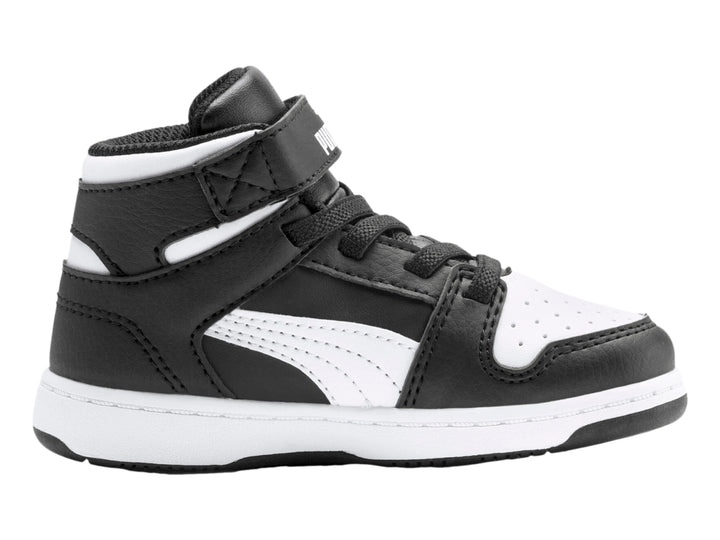 Tenis PUMA Rebound Layup SL V INF color negro y blanco, diseño de corte alto para niños.