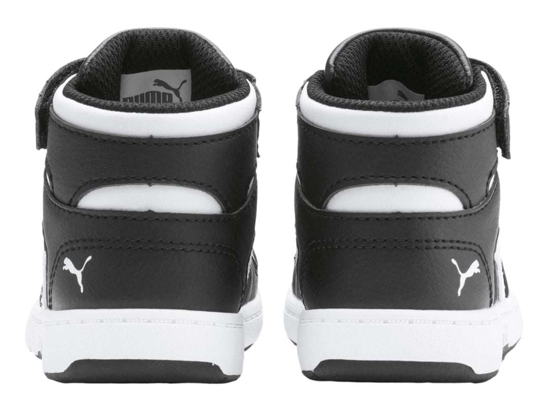 Tenis PUMA Rebound Layup SL V INF color negro y blanco, diseño de corte alto para niños.