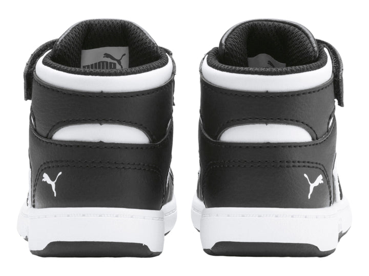 Tenis PUMA Rebound Layup SL V INF color negro y blanco, diseño de corte alto para niños.