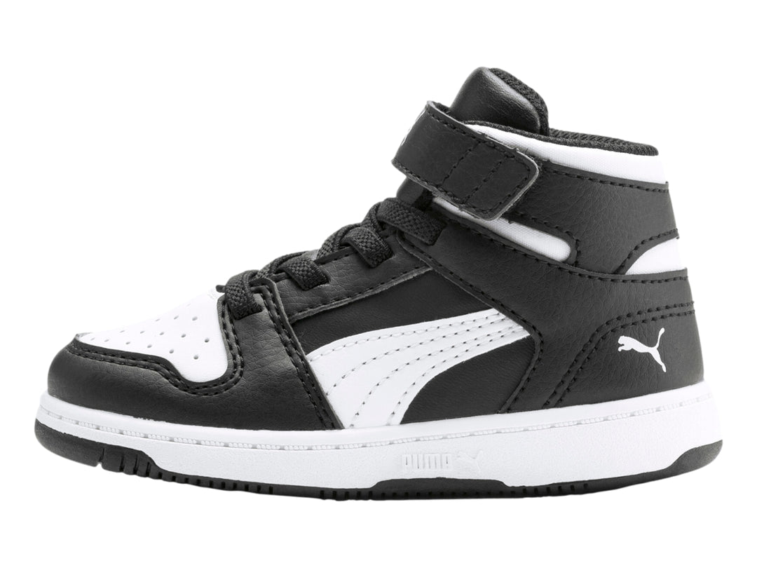 Tenis PUMA Rebound Layup SL V INF color negro y blanco, diseño de corte alto para niños.