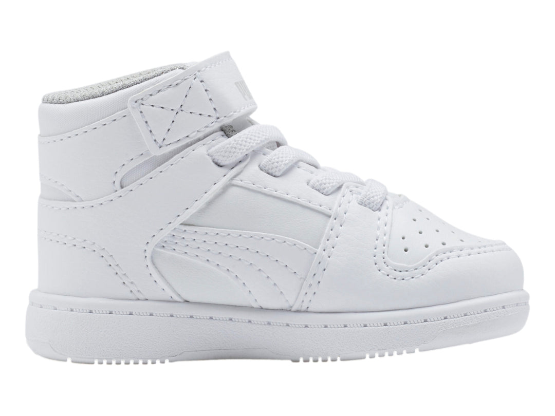 Tenis PUMA blancos para bebé estilo bota con cierre de velcro y agujetas.