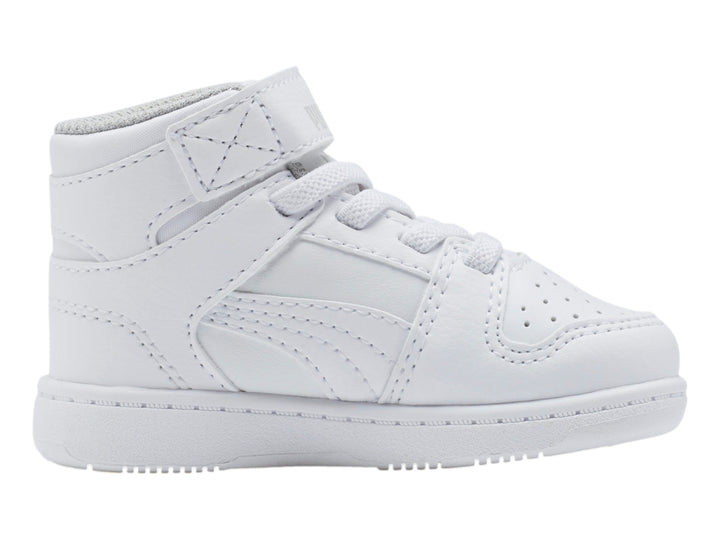 Tenis PUMA blancos para bebé estilo bota con cierre de velcro y agujetas.
