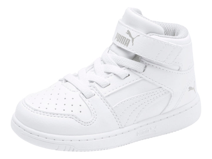 Tenis PUMA blancos para bebé estilo bota con cierre de velcro y agujetas.