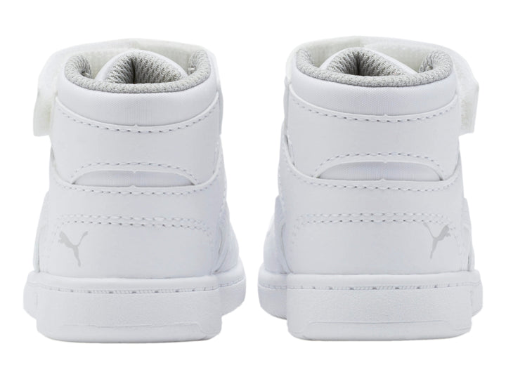 Tenis PUMA blancos para bebé estilo bota con cierre de velcro y agujetas.