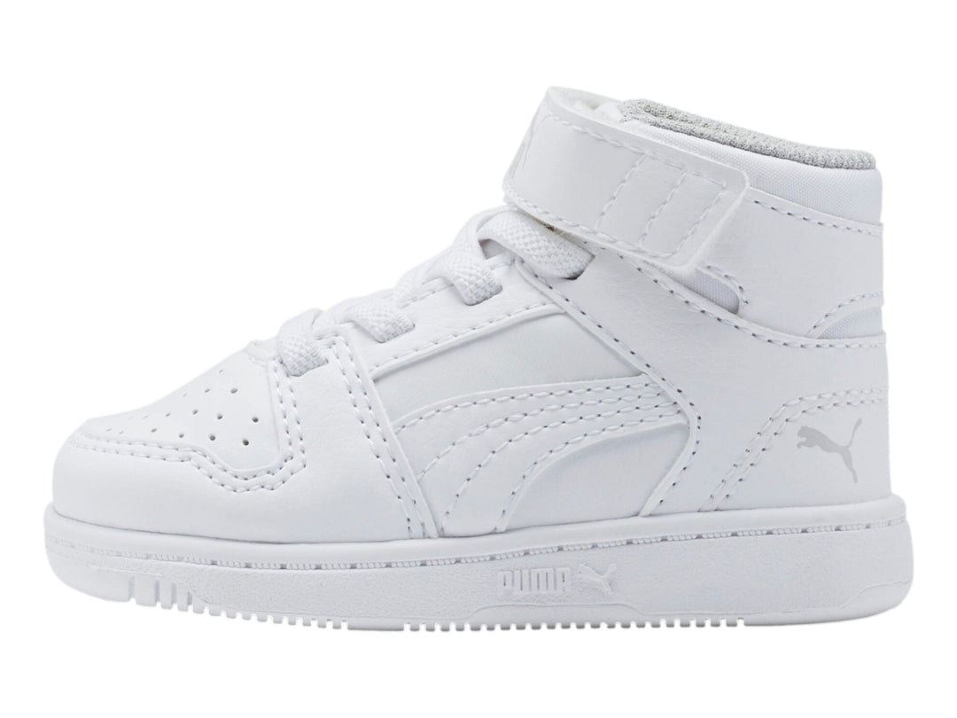 Tenis PUMA blancos para bebé estilo bota con cierre de velcro y agujetas.