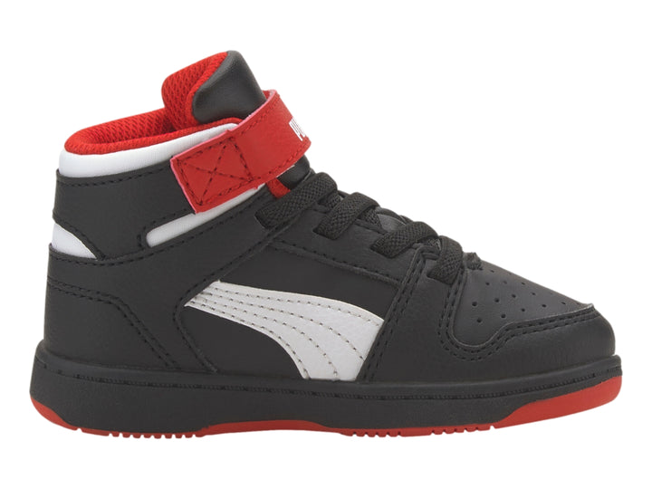 Tenis PUMA Rebound Layup para bebé en color negro con detalles en rojo y blanco, estilo bota.