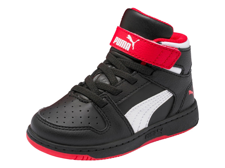 Tenis PUMA Rebound Layup para bebé en color negro con detalles en rojo y blanco, estilo bota.