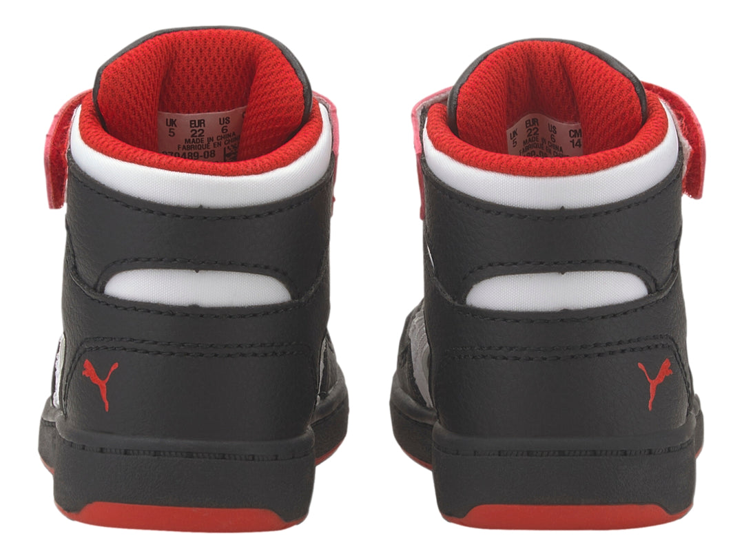 Tenis PUMA Rebound Layup para bebé en color negro con detalles en rojo y blanco, estilo bota.