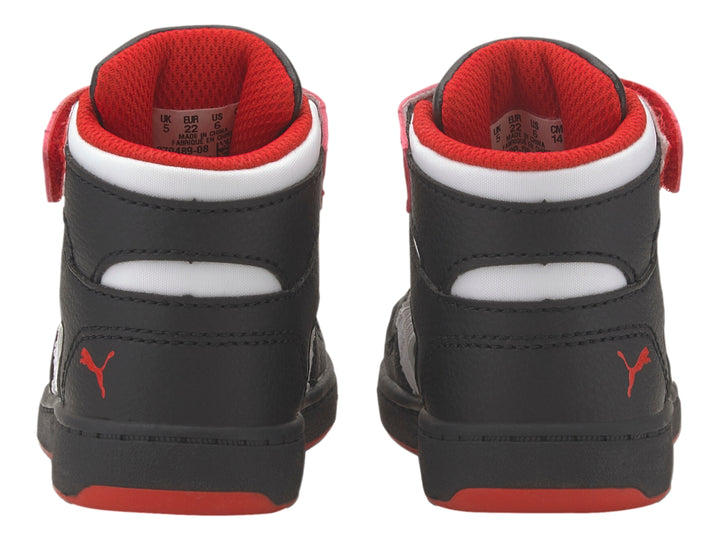 Tenis PUMA Rebound Layup para bebé en color negro con detalles en rojo y blanco, estilo bota.