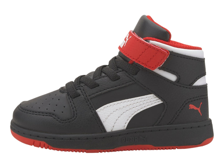 Tenis PUMA Rebound Layup para bebé en color negro con detalles en rojo y blanco, estilo bota.