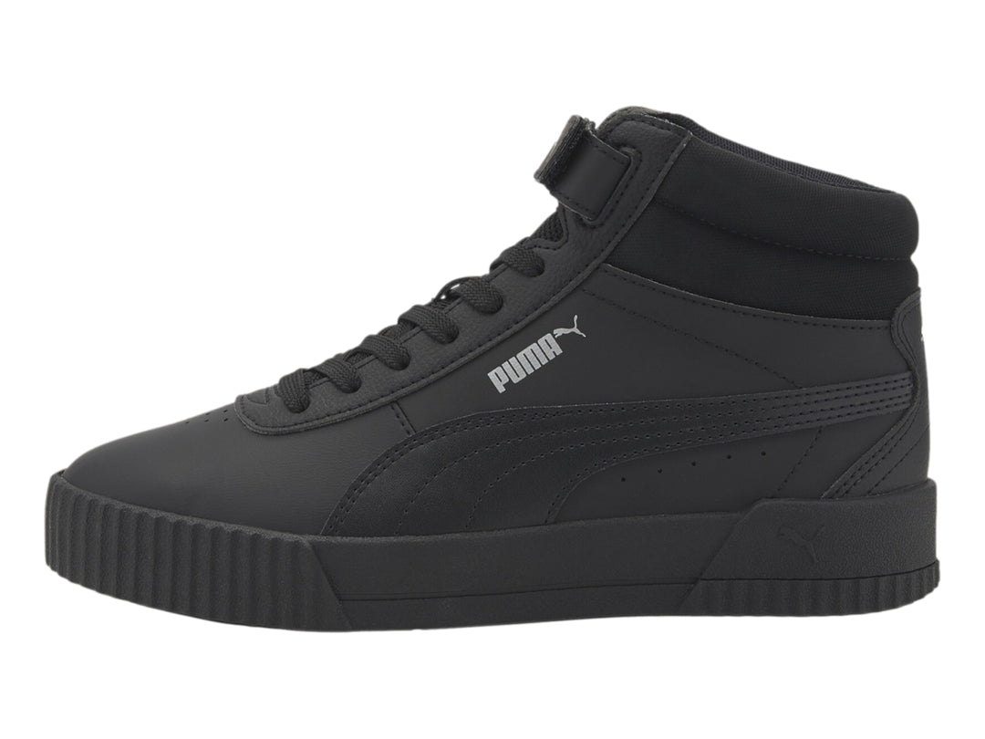 Tenis PUMA Carina Mid en color negro total, con diseño de bota media y suela ancha.