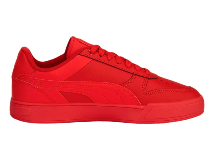 Tenis Puma Caven Dime en color rojo intenso, vista lateral sobre fondo blanco.