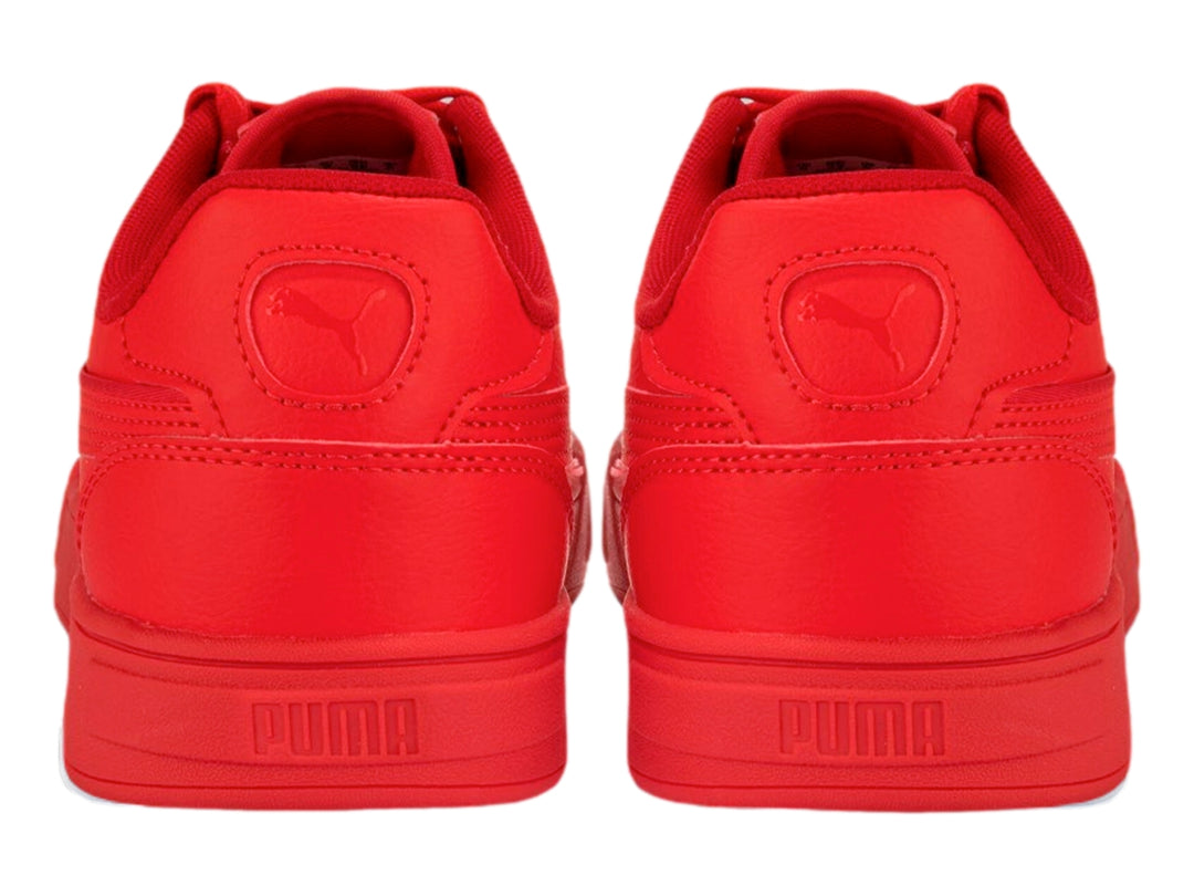 Tenis Puma Caven Dime en color rojo intenso, vista lateral sobre fondo blanco.
