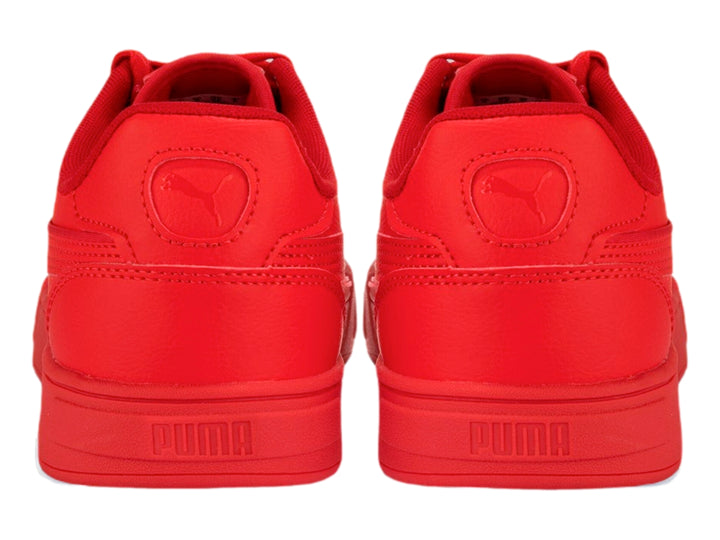 Tenis Puma Caven Dime en color rojo intenso, vista lateral sobre fondo blanco.
