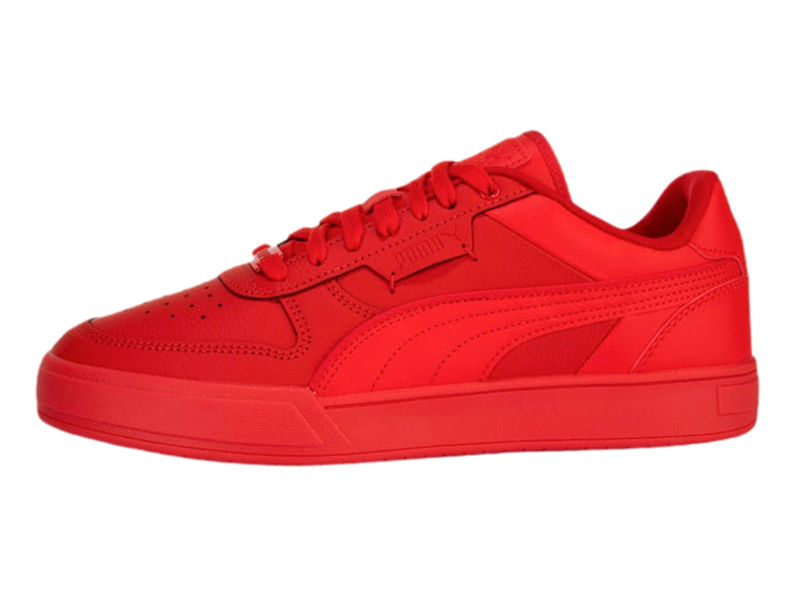 Tenis Puma Caven Dime en color rojo intenso, vista lateral sobre fondo blanco.