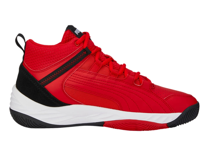 Tenis de baloncesto PUMA en color rojo con suela blanca y detalles en negro.