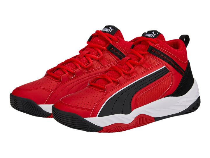 Tenis de baloncesto PUMA en color rojo con suela blanca y detalles en negro.