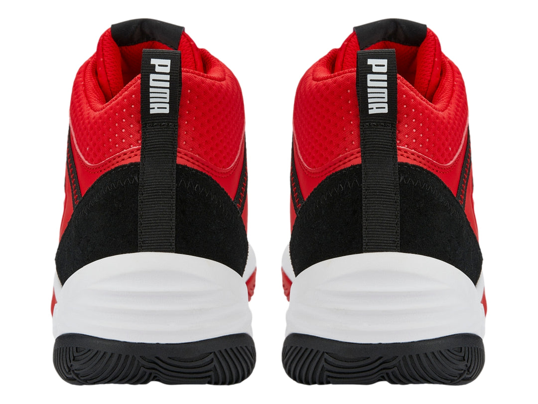 Tenis de baloncesto PUMA en color rojo con suela blanca y detalles en negro.